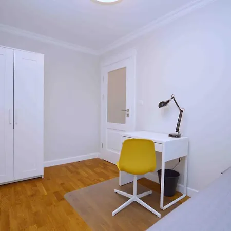 Spacious 3city With Bathtub In By Renters