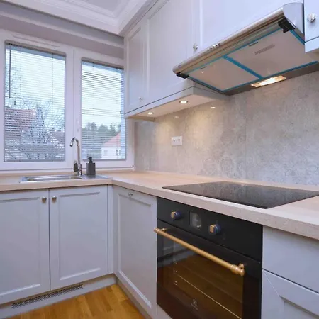 Spacious 3city With Bathtub In By Renters *