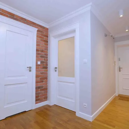 Spacious 3city With Bathtub In By Renters *