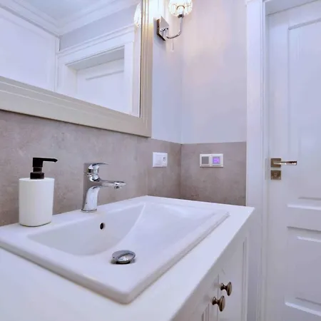 Spacious 3city With Bathtub In By Renters *